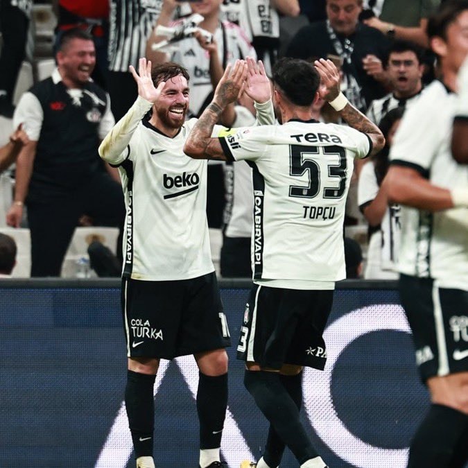 Emirhan Topçu and Orkun celebration moment