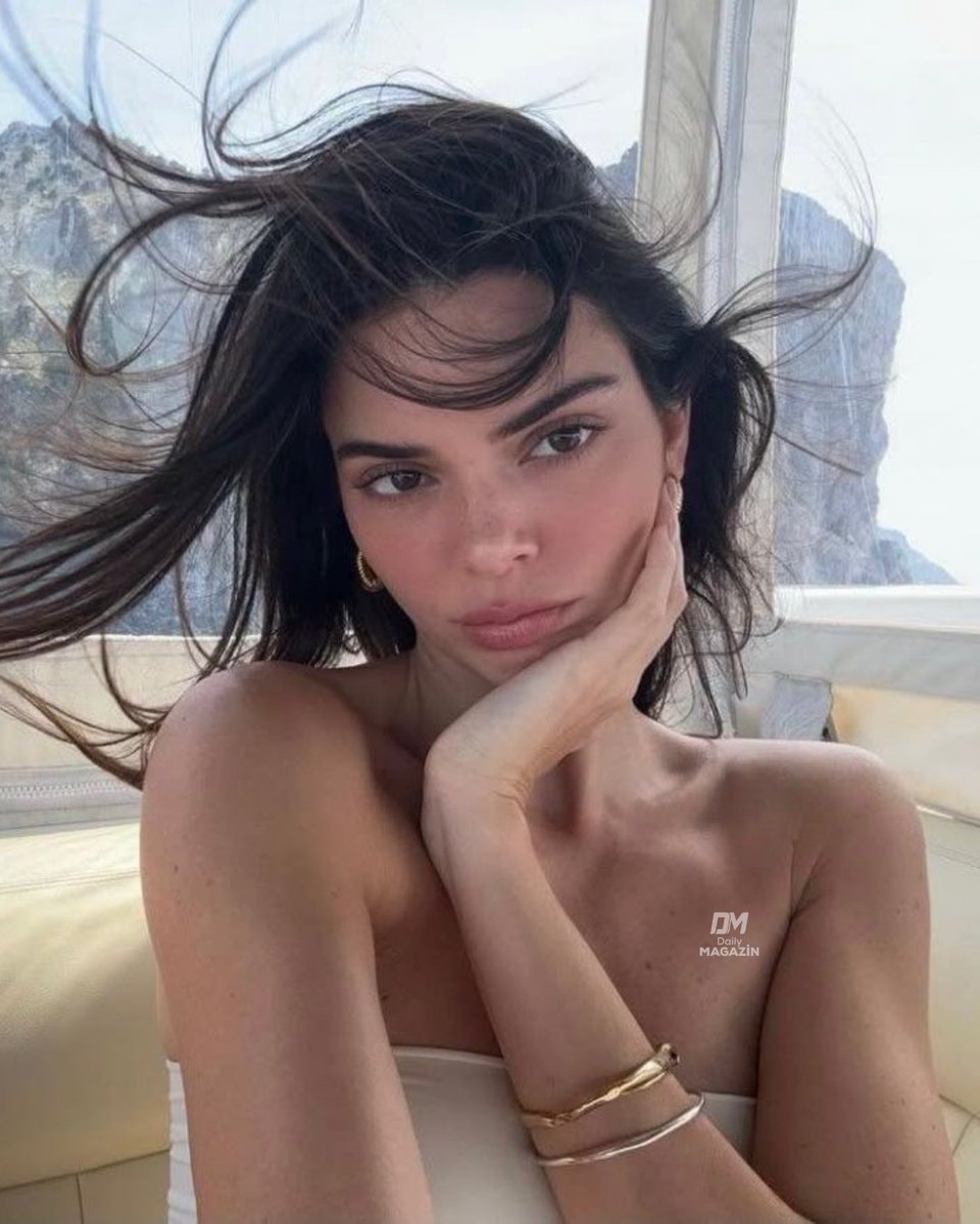 Kendall Jenner cute poses (photo 2 of 2)