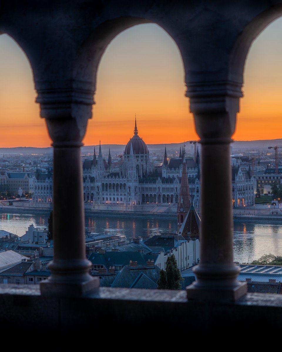 Hungarian Parliament Building in Budapest (photo 3 of 4)