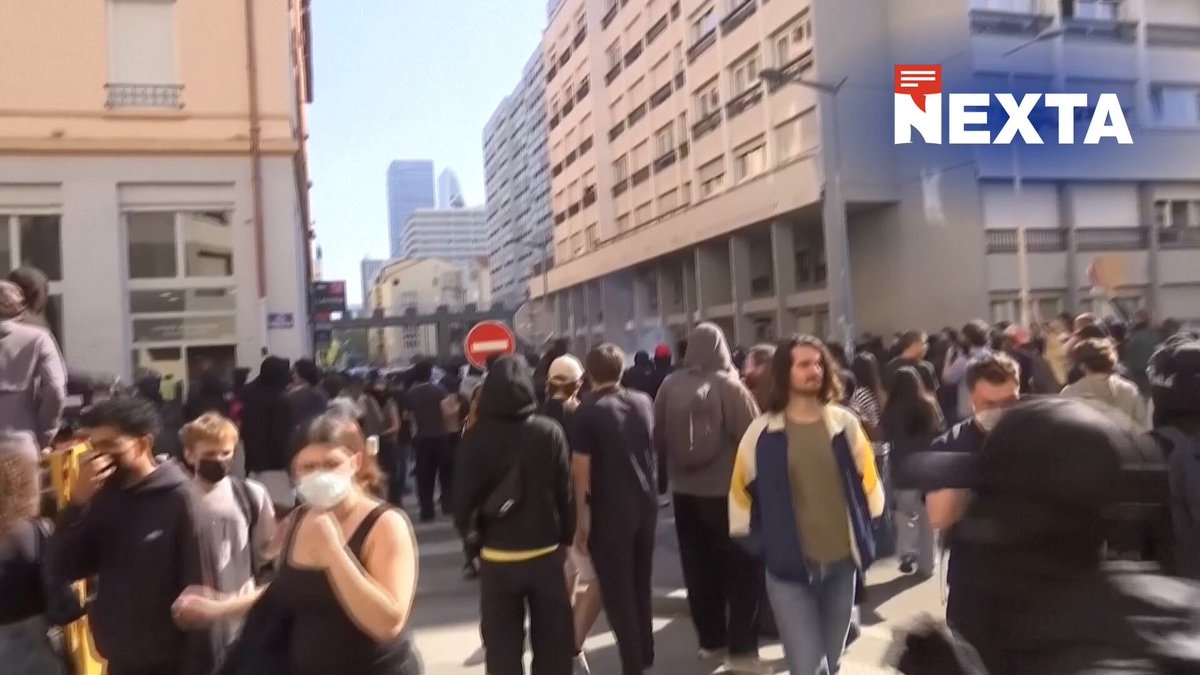 teenager injured Lens protest