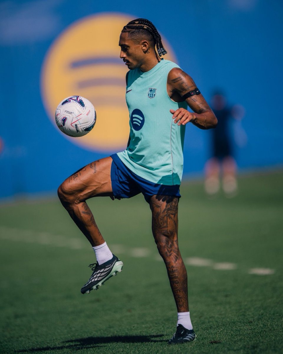 Raphinha training with Barcelona