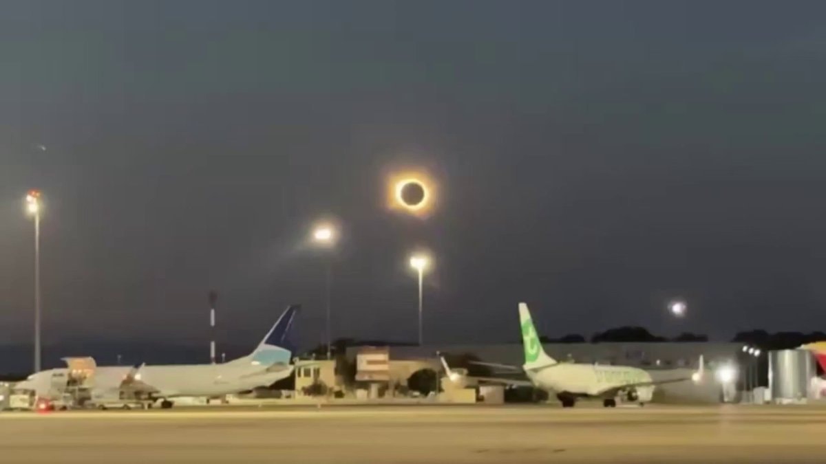 Total eclipse Valencia airport Spain