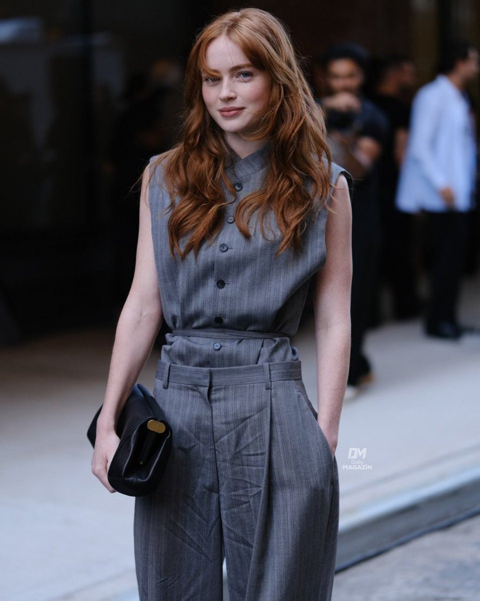 Sadie Sink viral look (photo 2 of 2)