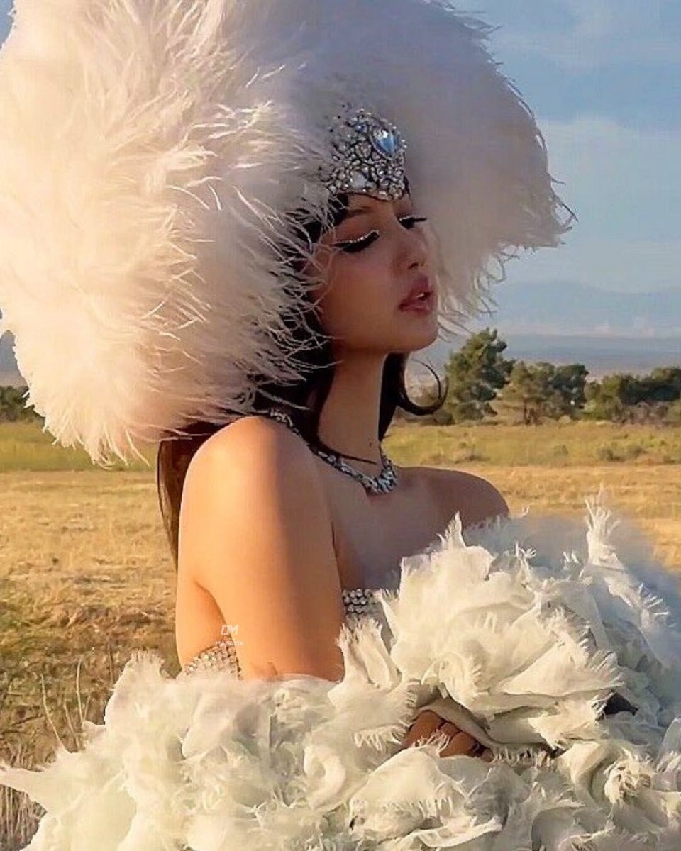 Lisa feathered goddess shoot DM MAG (photo 2 of 2)