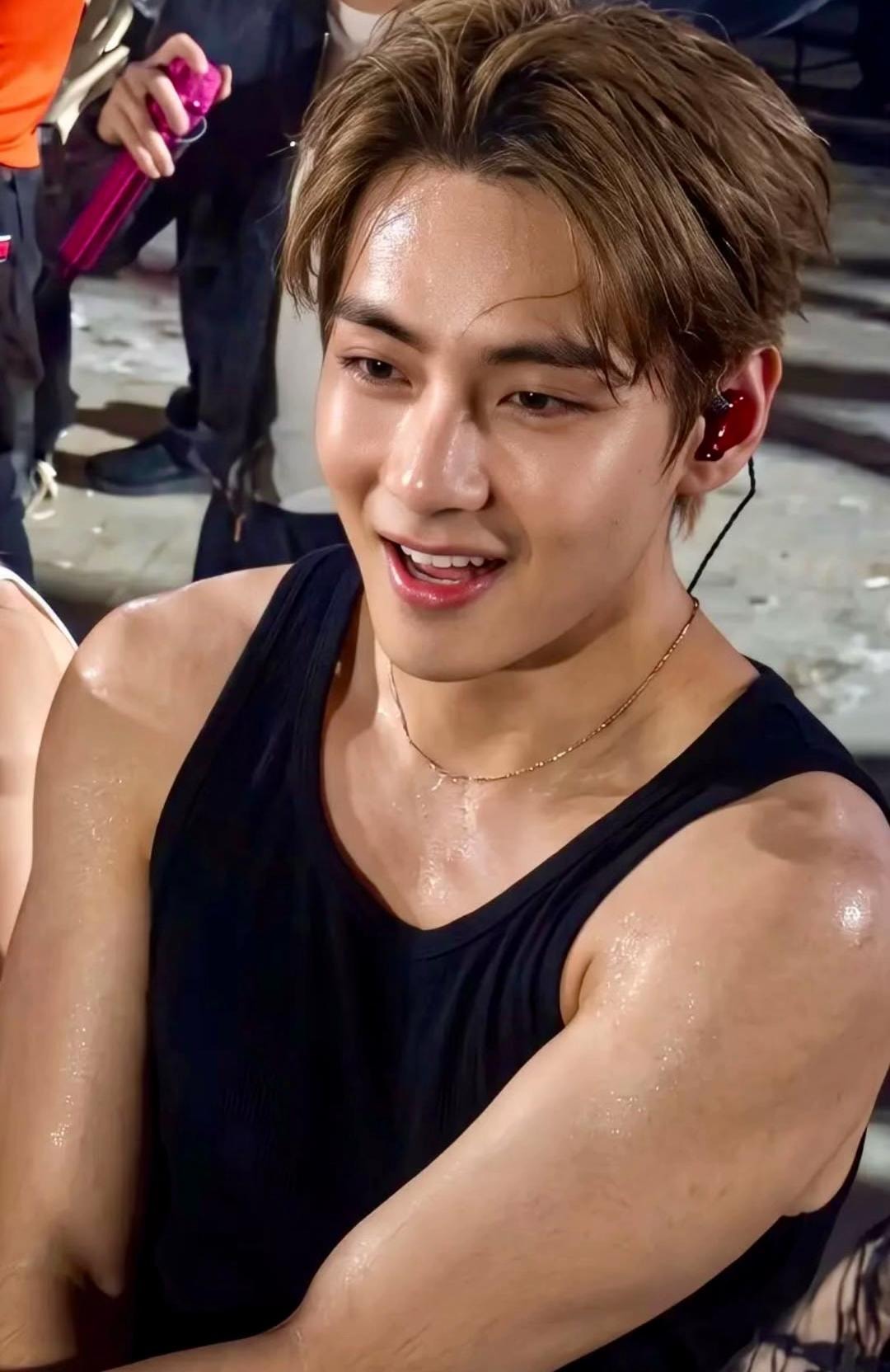Taehyung stage moment with red earbuds (photo 2 of 4)