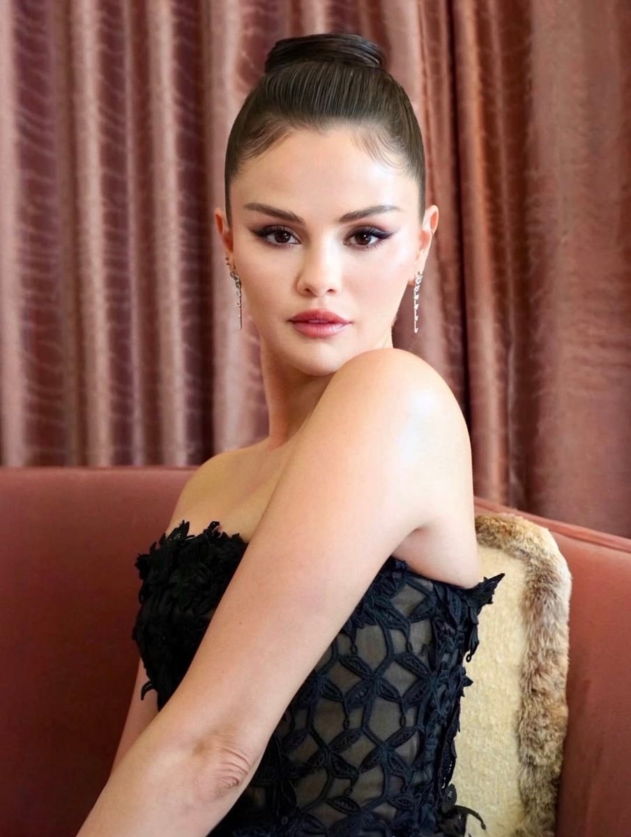 Selena Gomez Oscar de la Renta Jimmy Choo Taylor Swift Travis Kelce rehearsal dinner NYC (photo 2 of 2)
