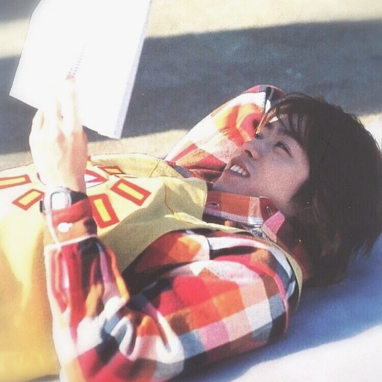 sakurai eating an oyster (photo 3 of 4)