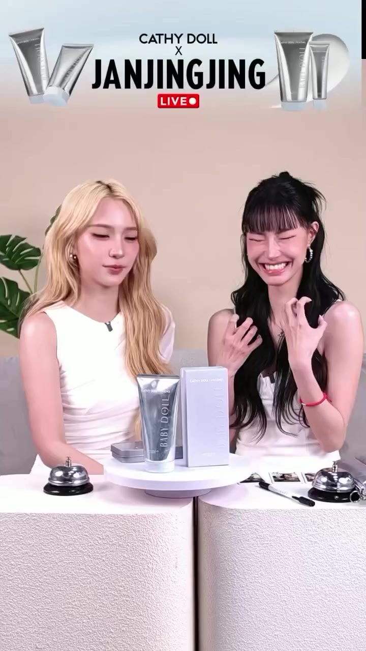 JINGJING acting cute with P'Jan JINGJING acting cute with P'Jan