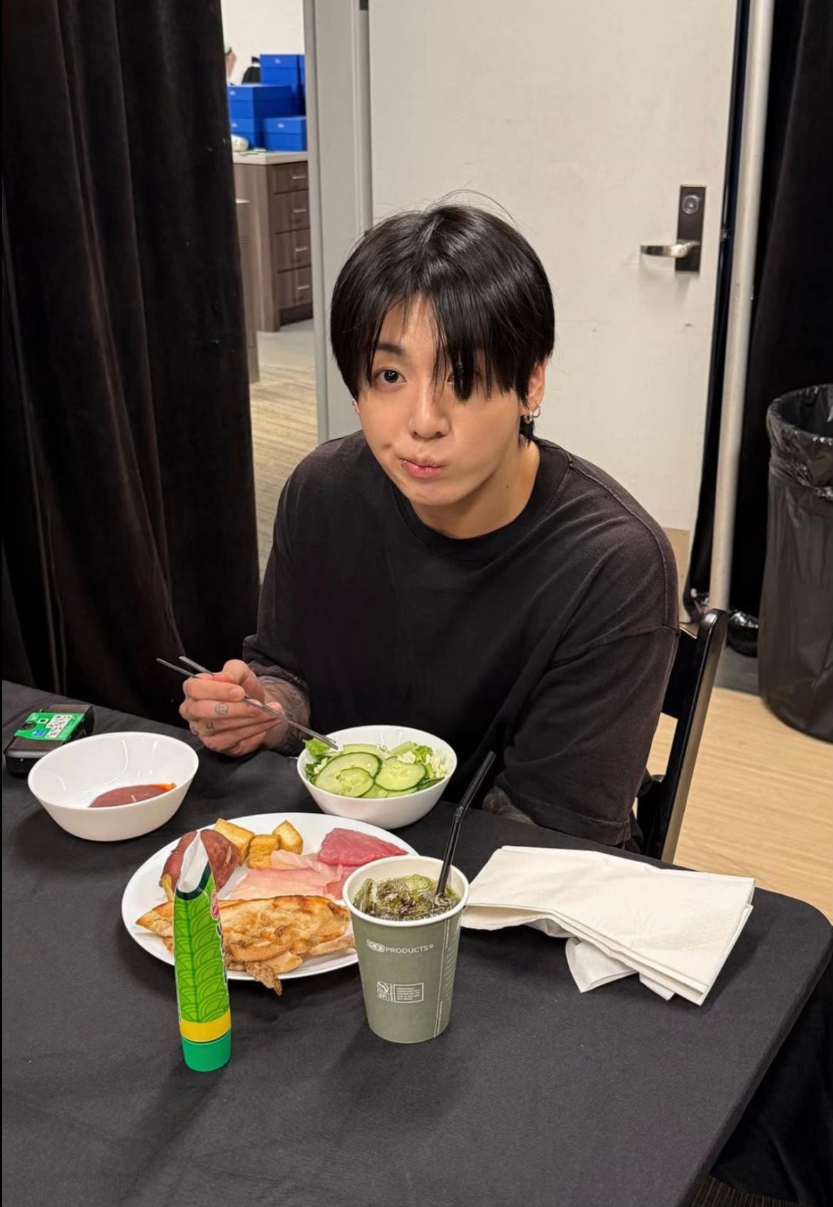 Jungkook throwback vibes (photo 2 of 2)