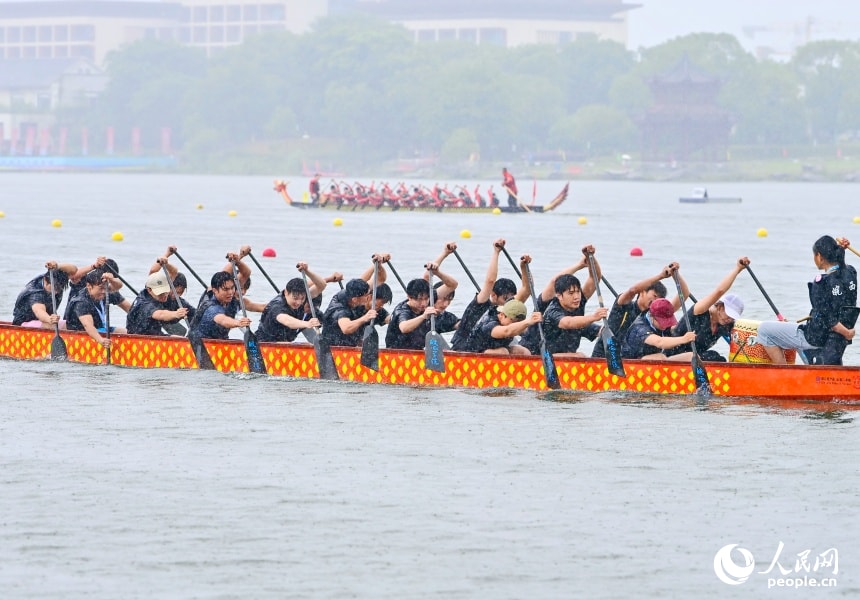 Dragon boat race at Caijia Lake (photo 4 of 4)