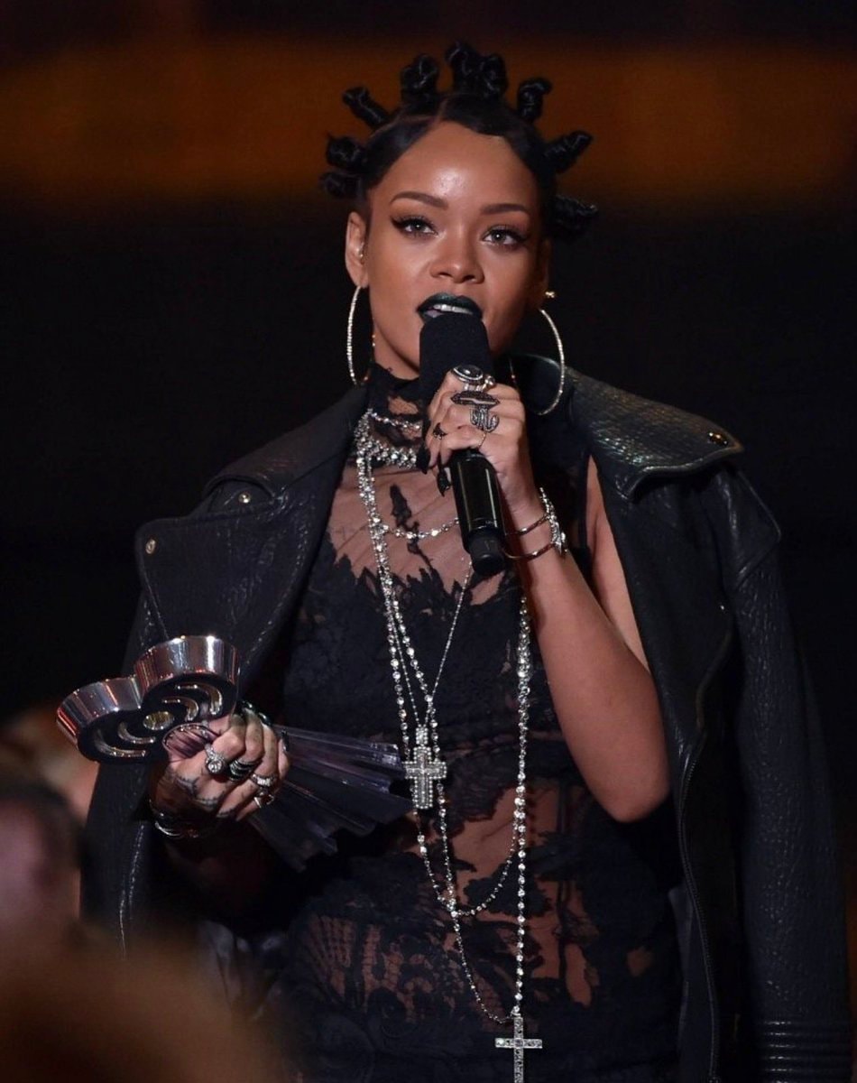 Rihanna iHeartRadio Music Awards 2012-2015 (photo 2 of 3)