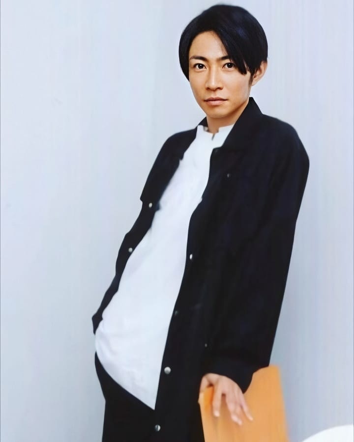 Man in black jacket leaning against white wall 💚 (photo 4 of 4) Man in black jacket leaning against white wall 💚 (photo 4 of 4)
