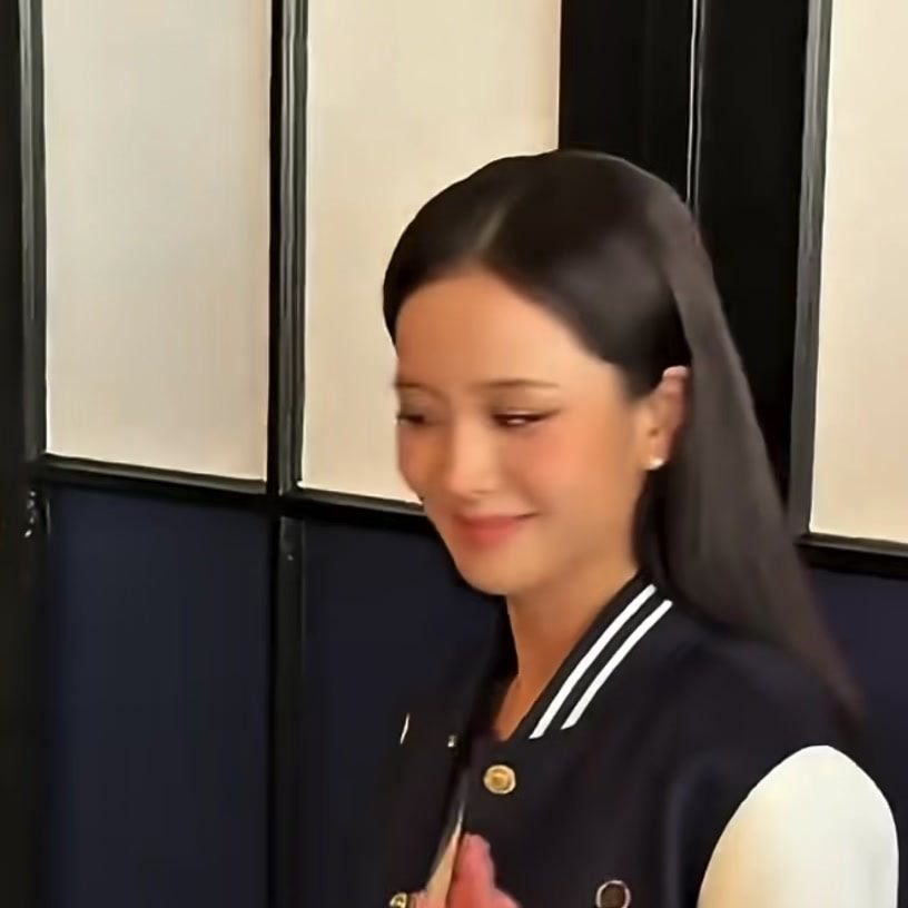 Jisoo smiling moment ✨