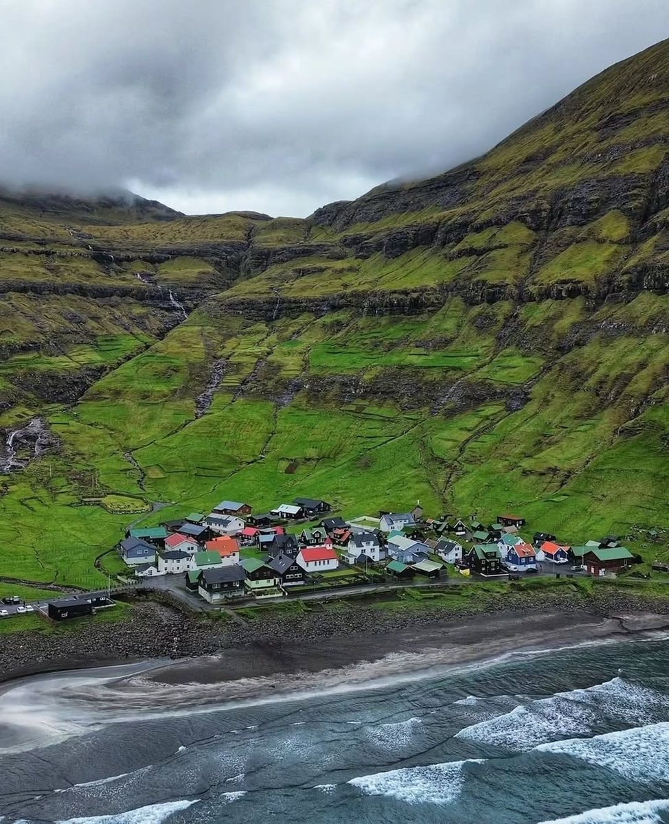 Beautiful Faroe Islands village (photo 2 of 4)