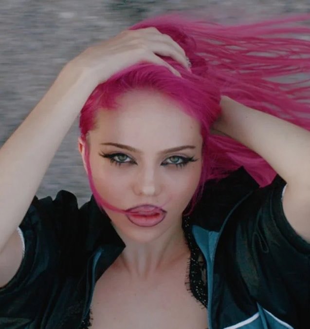 ADÉLA Ain't In LA chart update (photo 2 of 2)