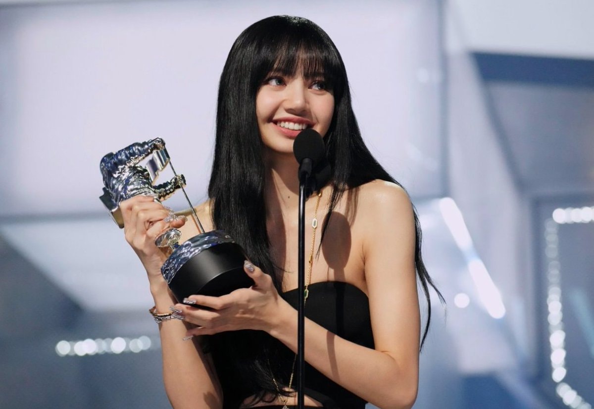 Lisa wins VMA 2022 Lisa wins VMA 2022