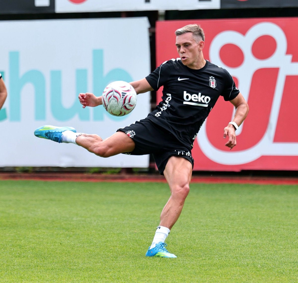 Leandro Trossard Beşiktaş training