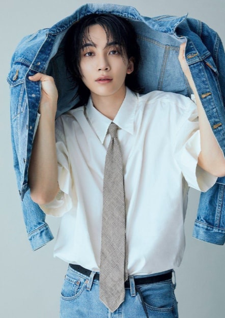Jeonghan of SEVENTEEN (photo 2 of 2)