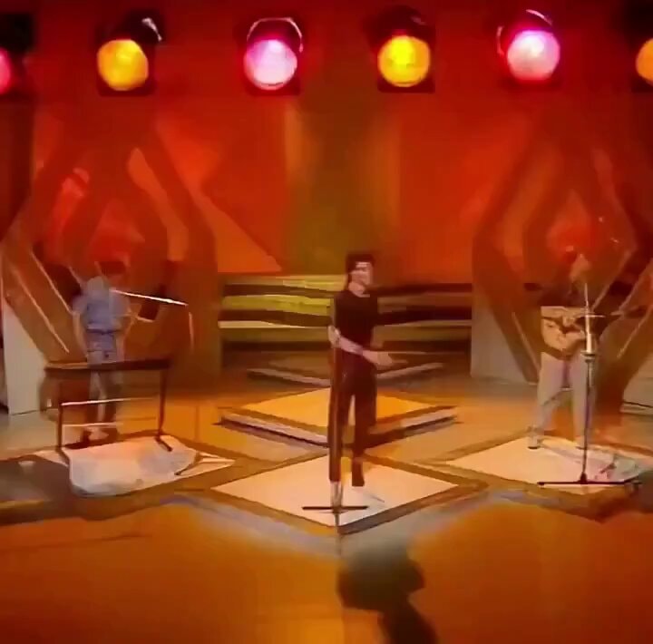80s retro performance with great vocals