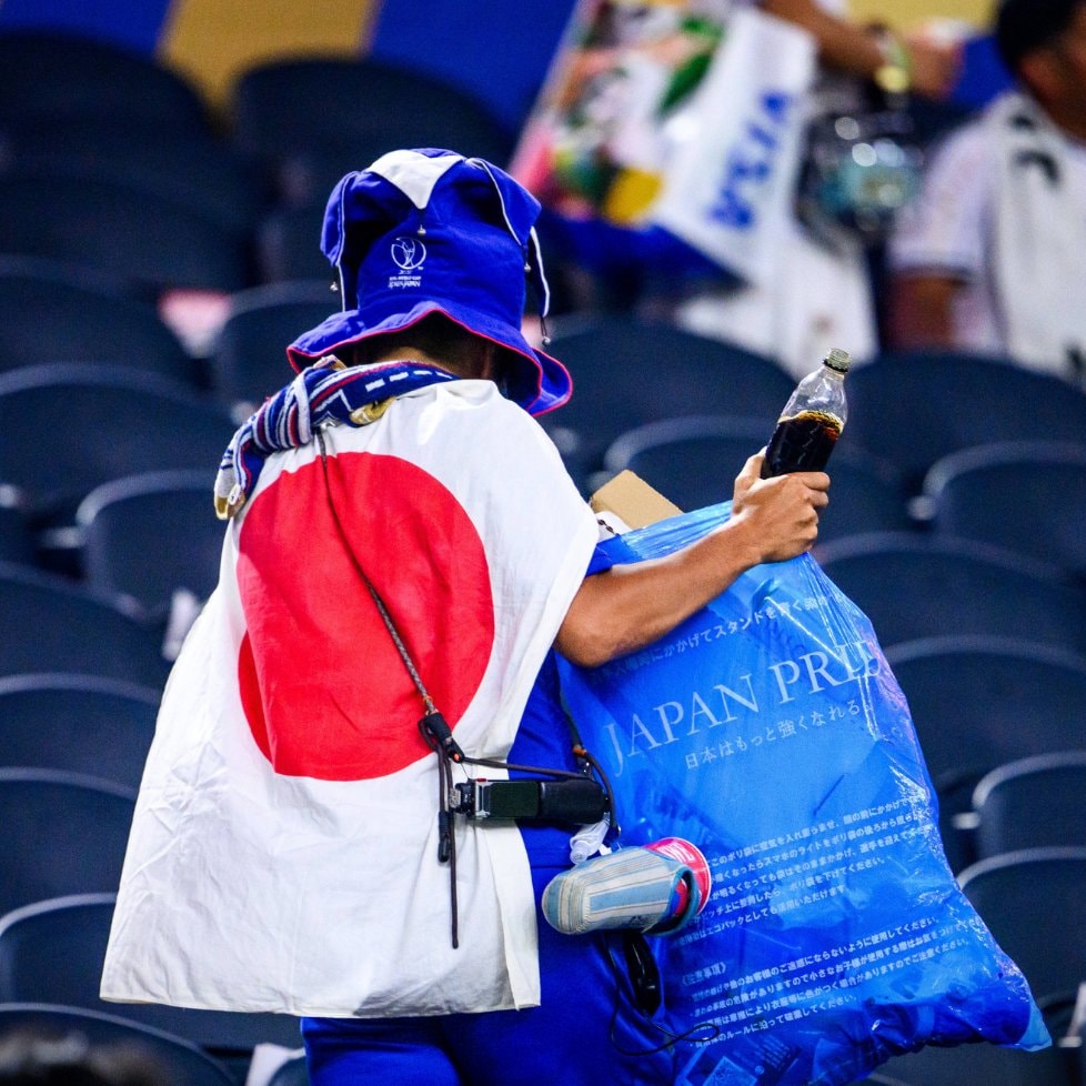 Japanese fans clean stadium after World Cup (photo 2 of 2)