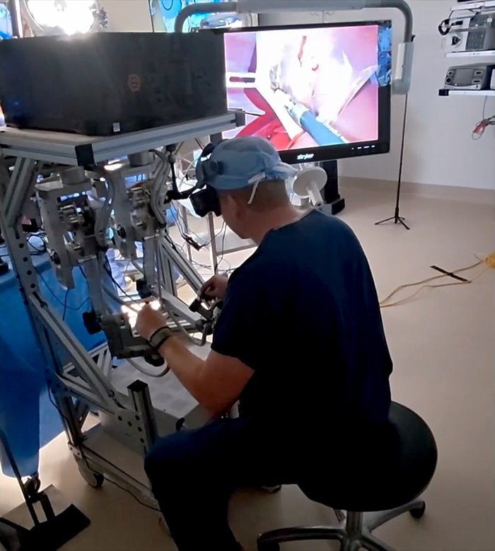 Unitree G1 robots live surgery (photo 2 of 2)