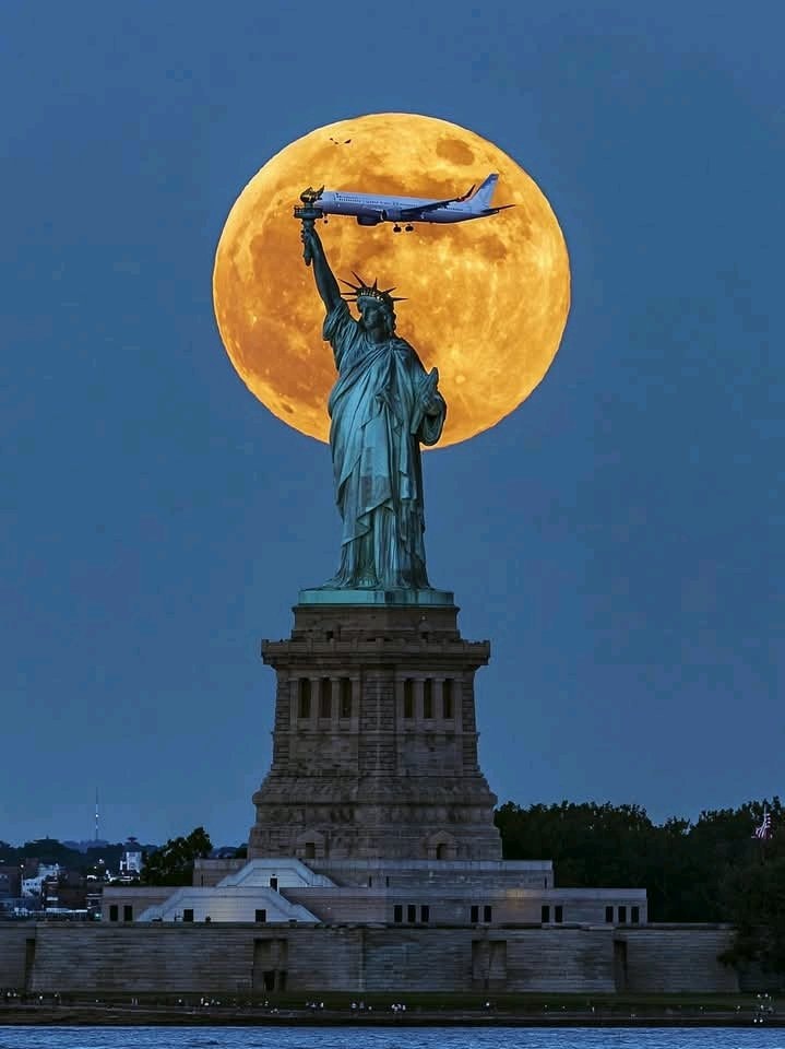 Statue of Liberty Moon and Plane 🗽🌕✈️ Statue of Liberty Moon and Plane 🗽🌕✈️