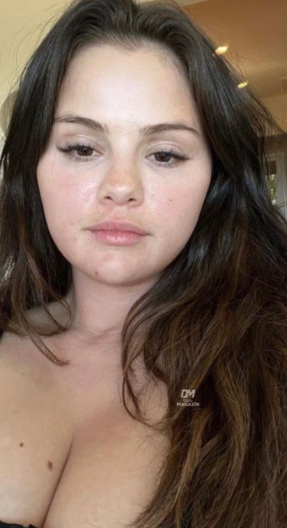 Selena Gomez no-makeup selfies (photo 2 of 2)