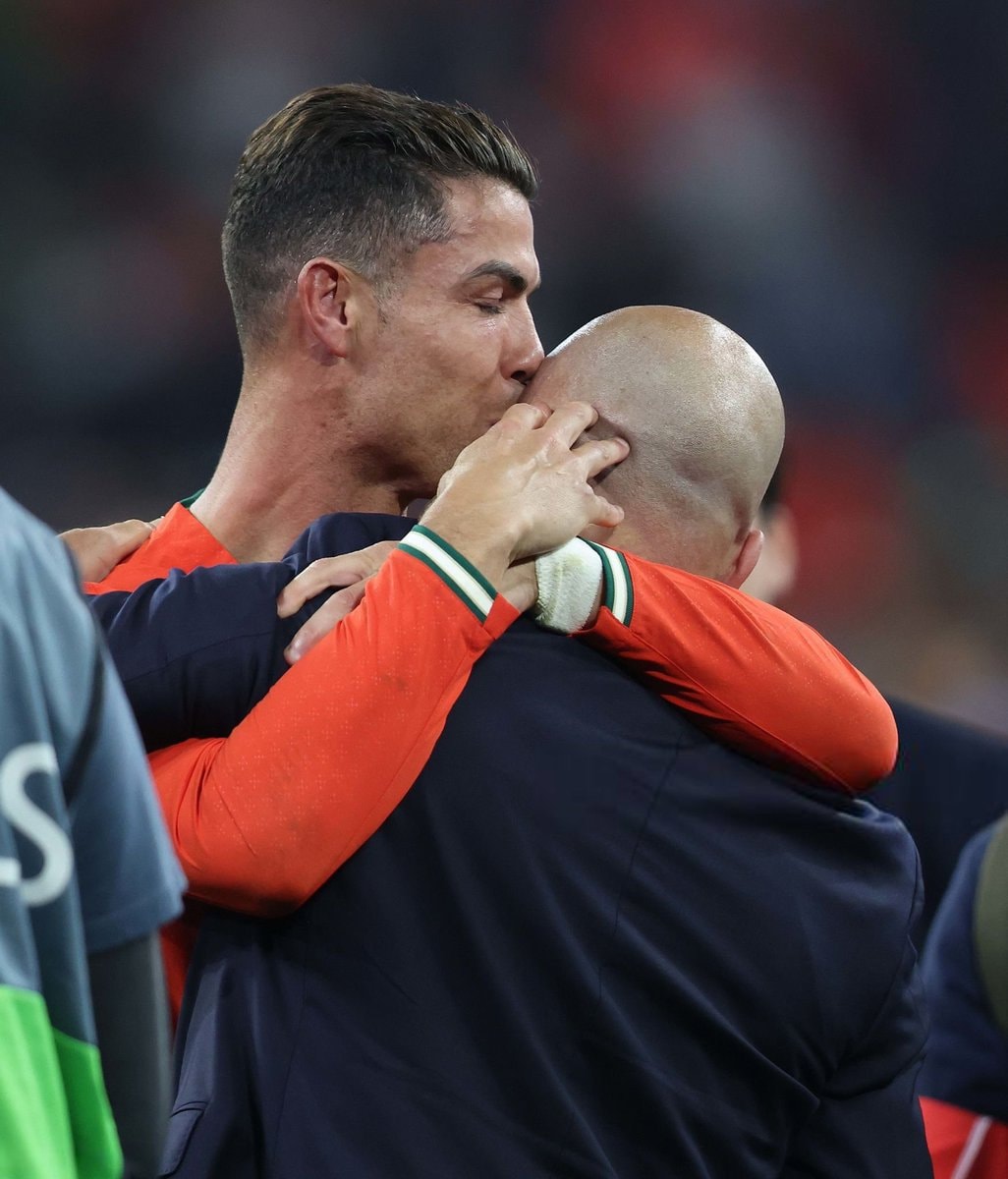 Roberto Martínez and Cristiano Ronaldo embrace (photo 2 of 2)