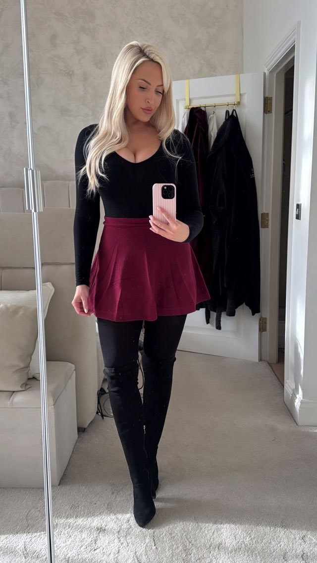 Emma Jones mirror selfie