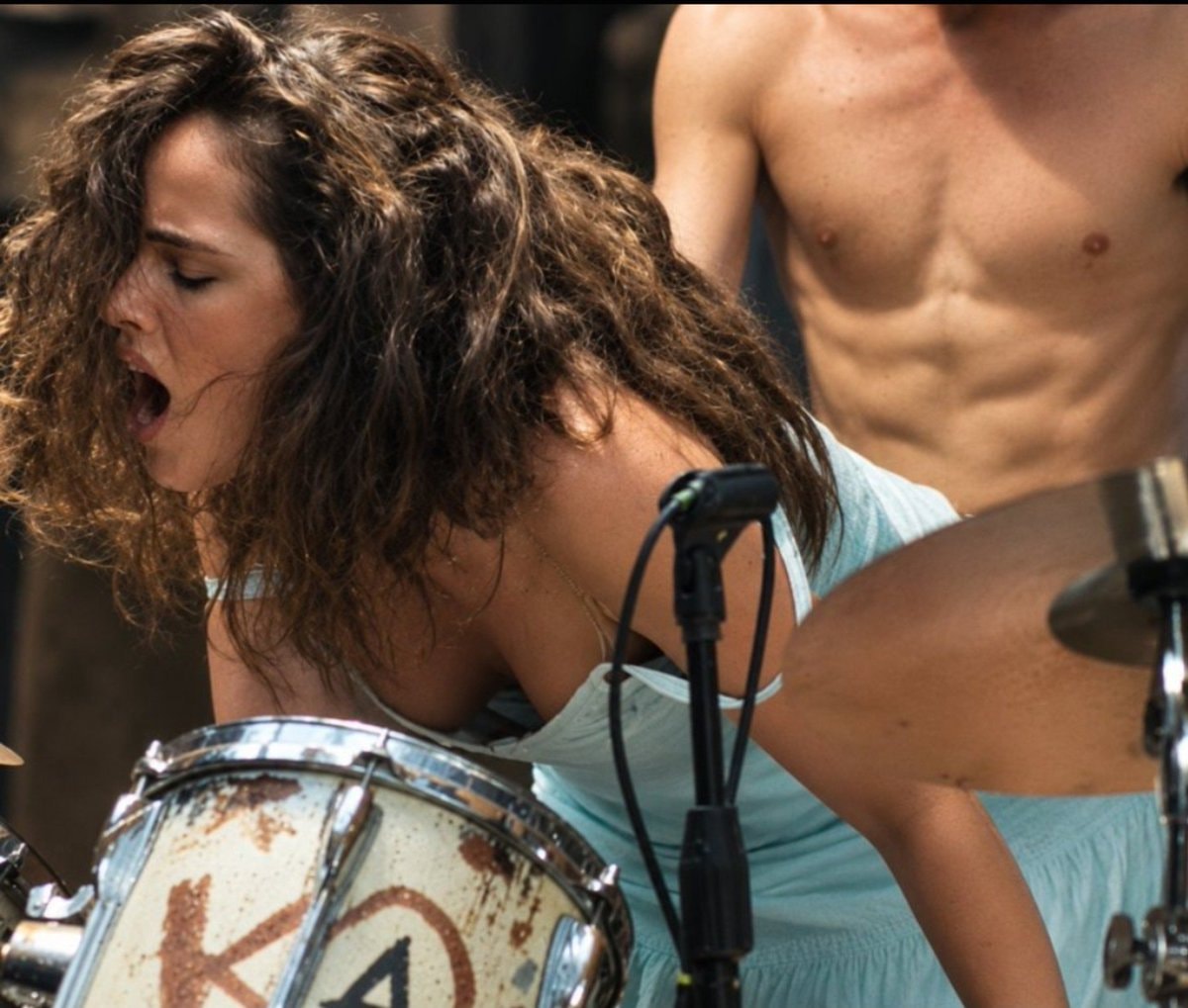 Adria Arjona in Los Frikis