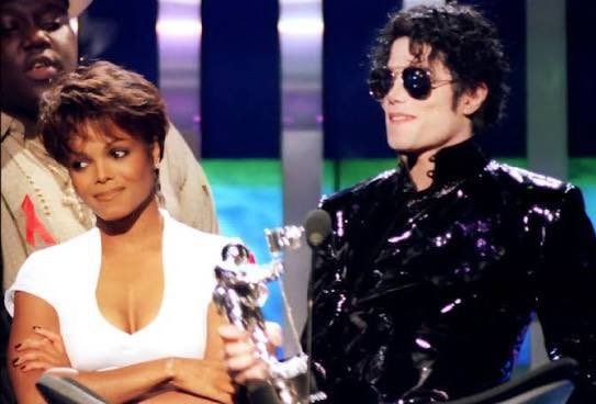 MTV Video Music Awards trophy moment (photo 2 of 3)