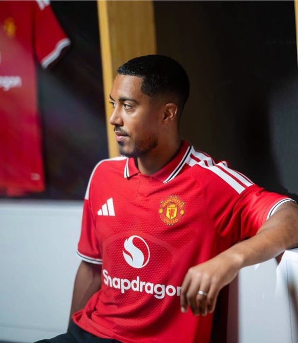 Tielemans on Bruno Fernandes (photo 1 of 2)