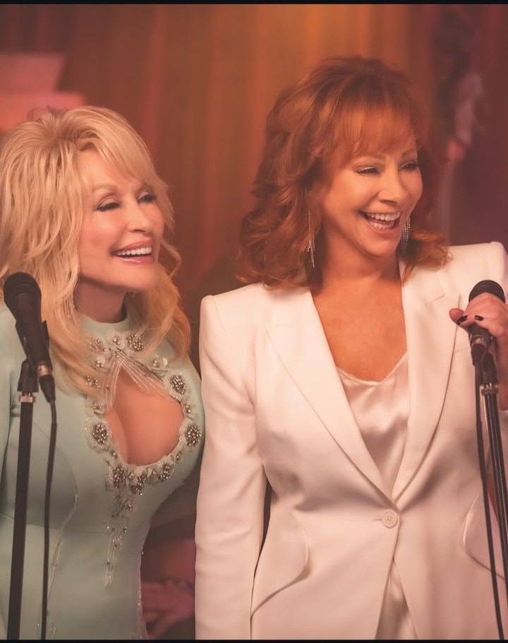 Reba McEntire honors Dolly Parton (photo 1 of 2)