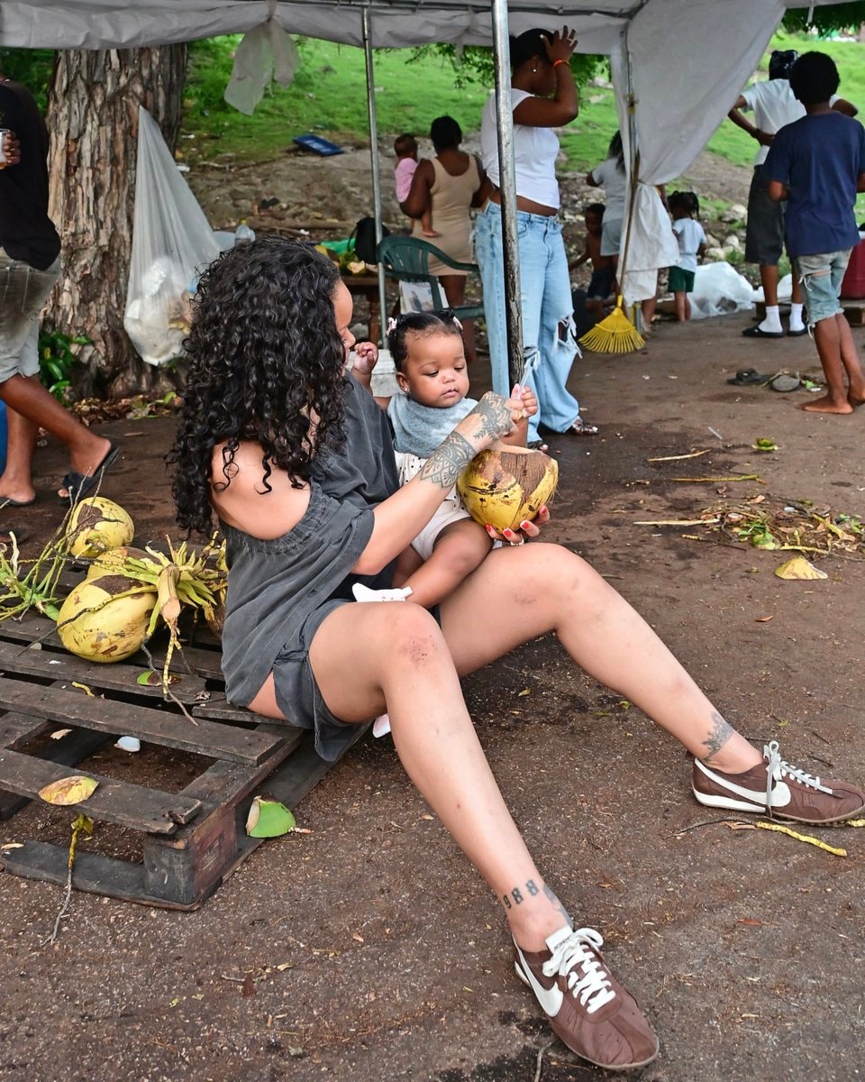 Rihanna buys coconuts for kids in Barbados (photo 2 of 2)