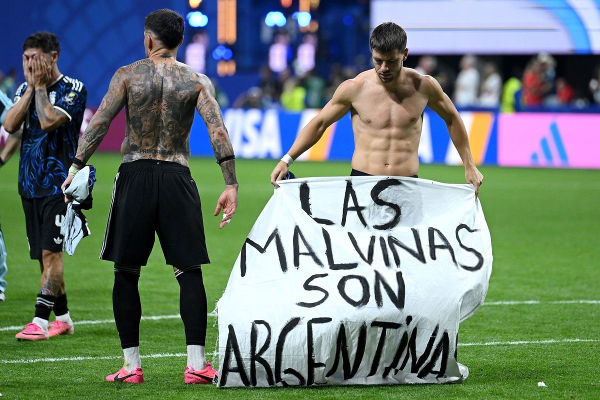 Argentina players banner Malvinas (photo 1 of 2)