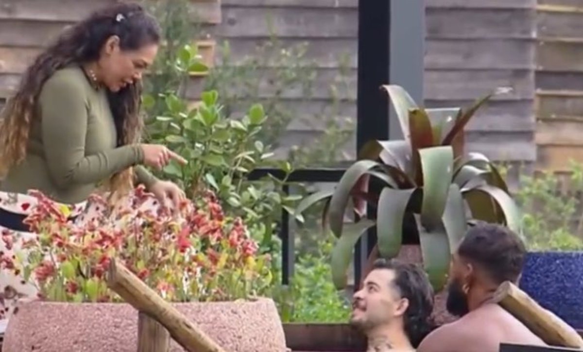 Darlin calls Maíra perverse in AFazenda