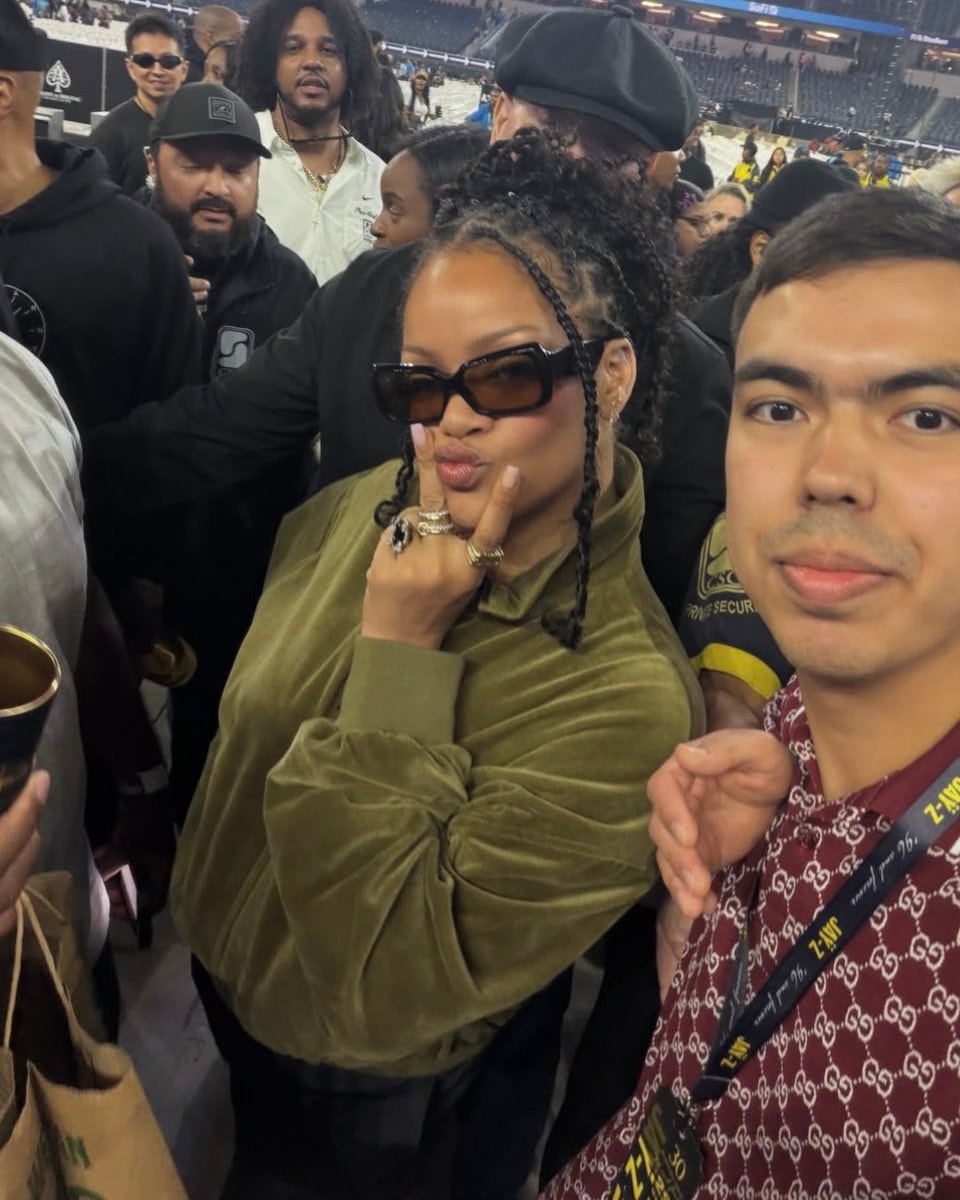 Rihanna selfie in the crowd