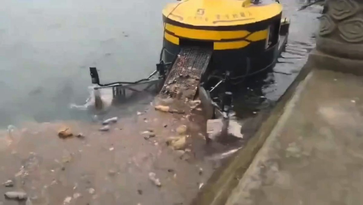 Autonomous river cleaning robot