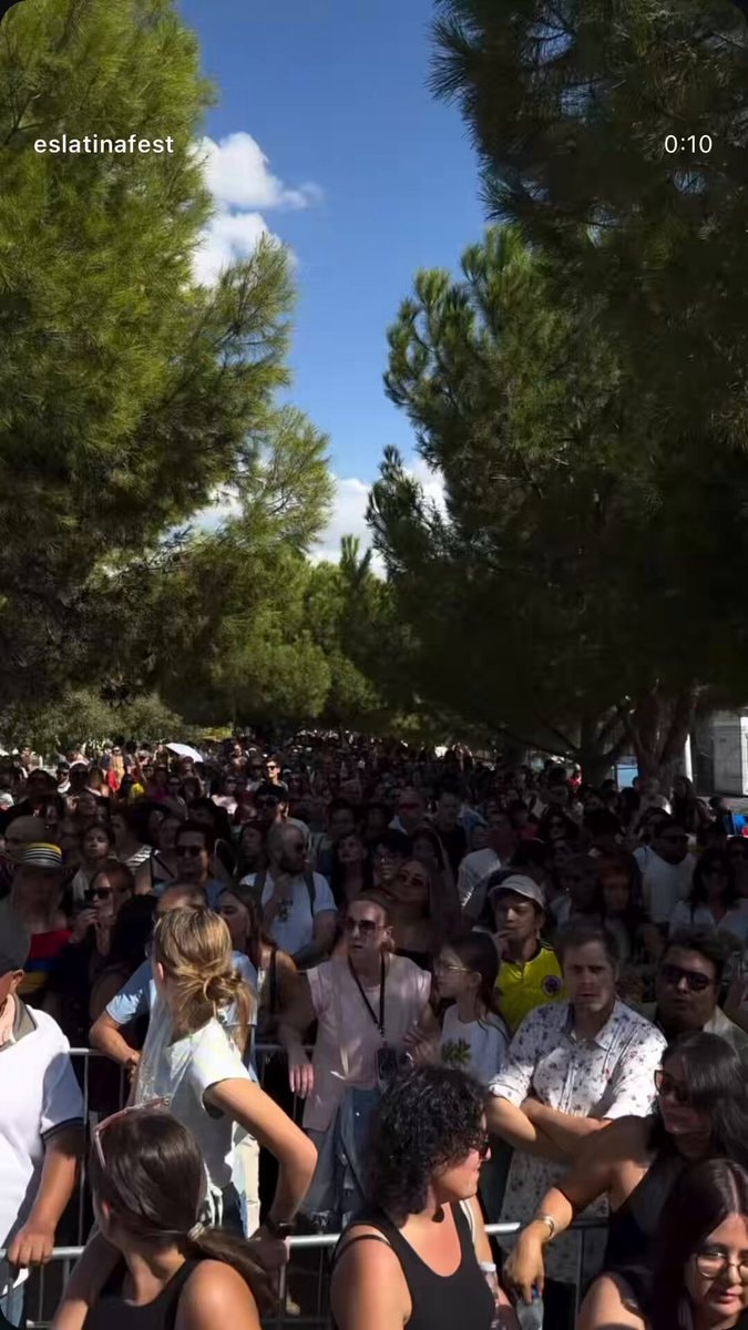 Huge venue entry queue 🔥