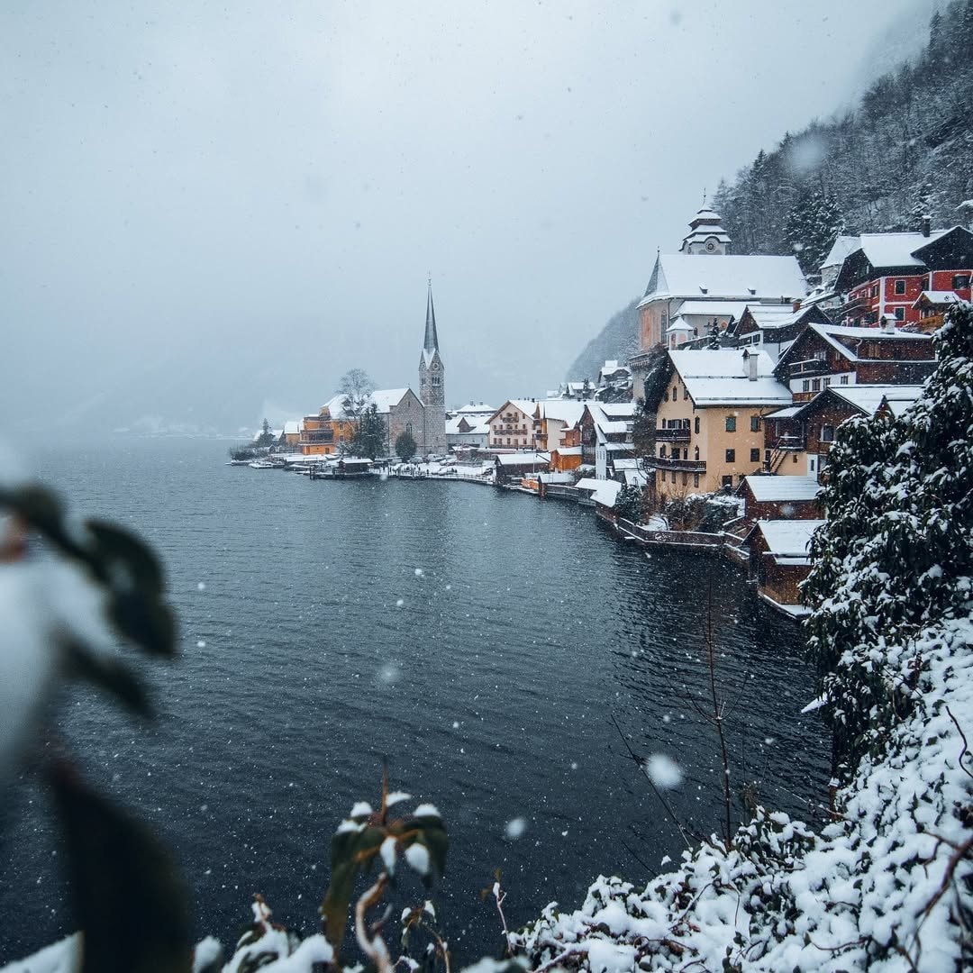Hallstatt Austria snowy winter (photo 2 of 4)