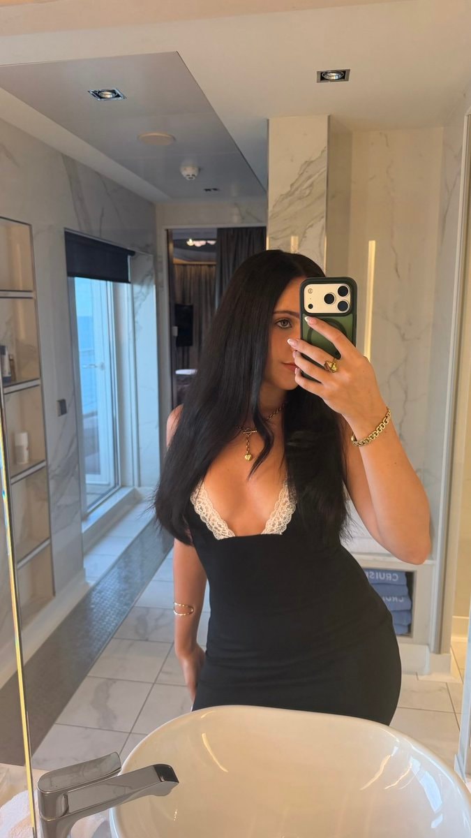 Elle Mulvaney mirror selfie (photo 1 of 2)