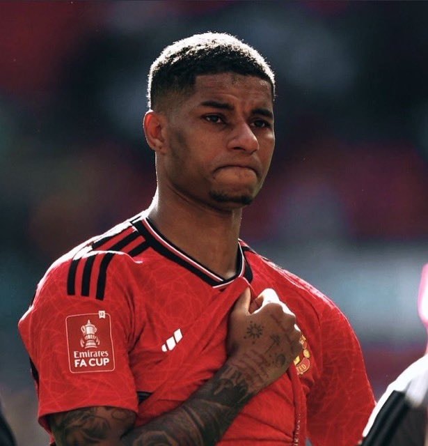 Marcus Rashford trophy moment Spotify Camp Nou (photo 2 of 2)