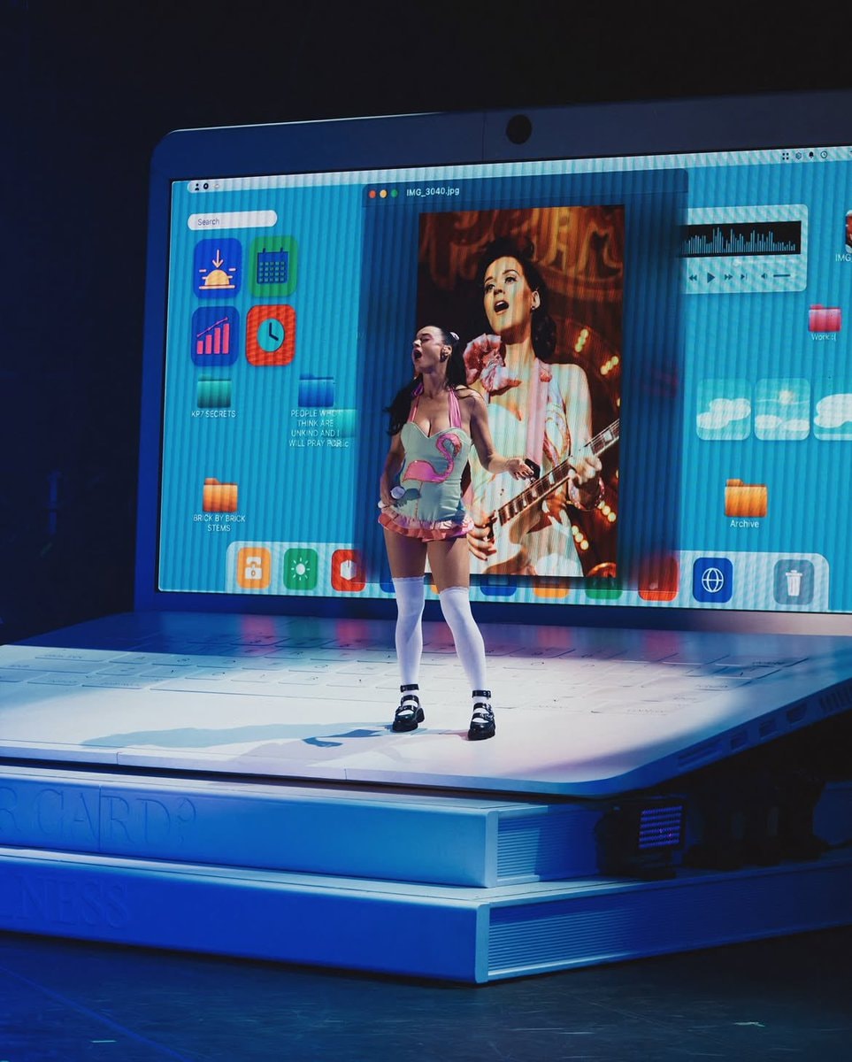 Katy Perry Brittany France pose (photo 2 of 2)
