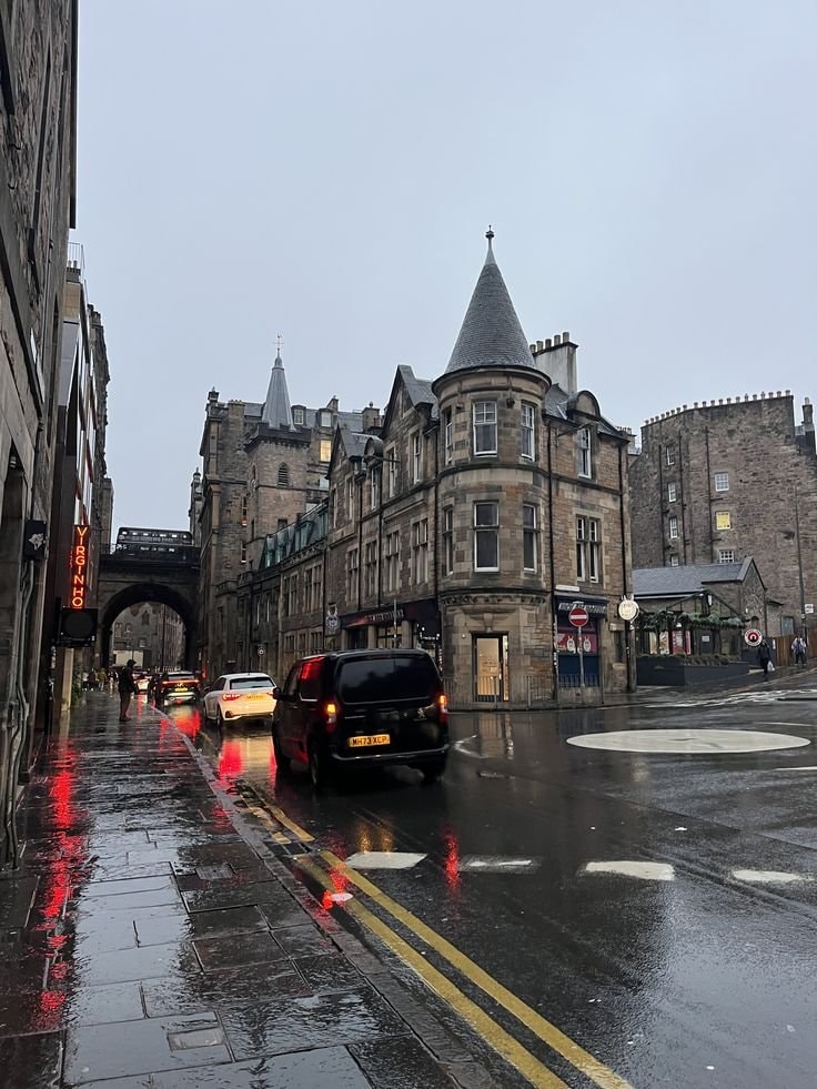Edinburgh under clouds (photo 2 of 4)