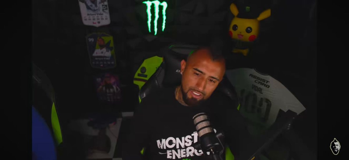Arturo Vidal defends CR7