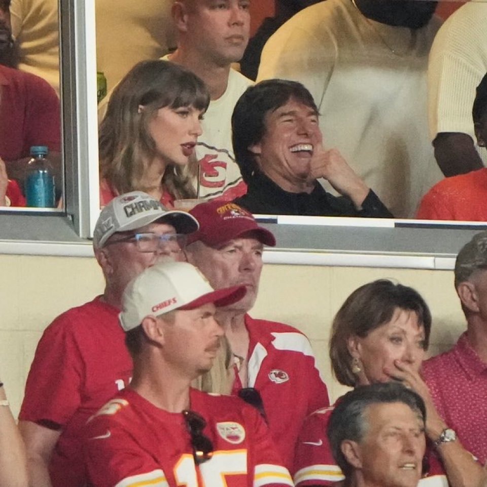 Tom Cruise praises Taylor Swift Tom Cruise praises Taylor Swift