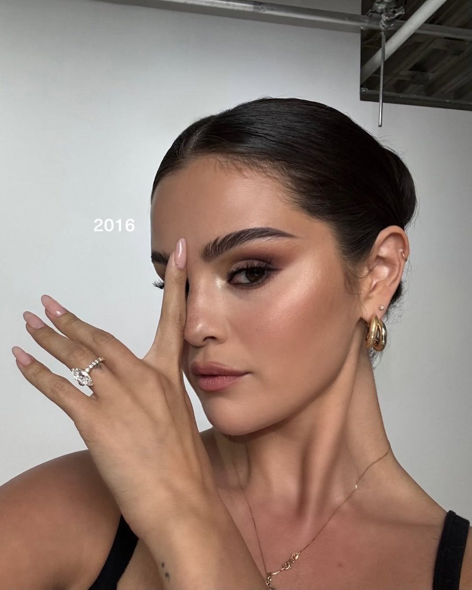Selena Gomez 2016 reflection (photo 2 of 2)