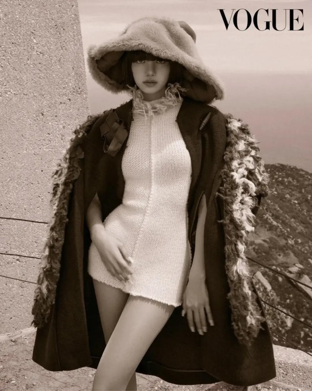 LISA Vogue Korea Golden September (photo 3 of 4)
