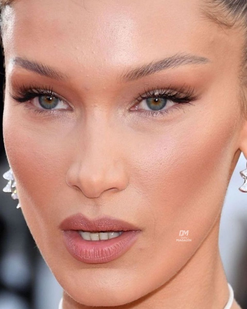 Bella Hadid facial features (photo 2 of 2)