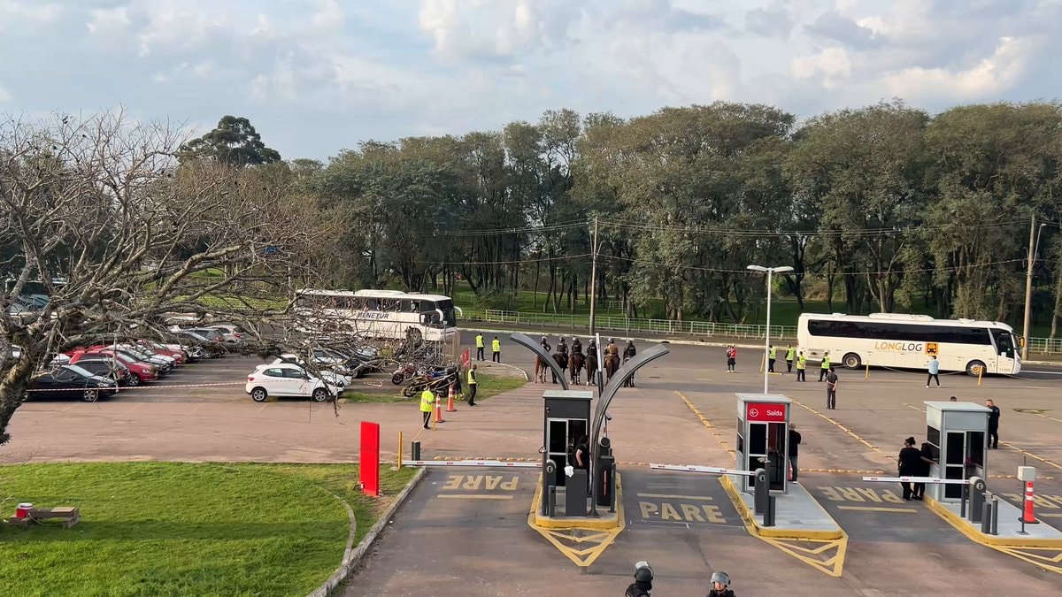 Grêmio fans arriving at Beira Rio
